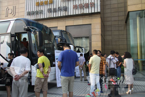 烈日下，用户在专心赏车