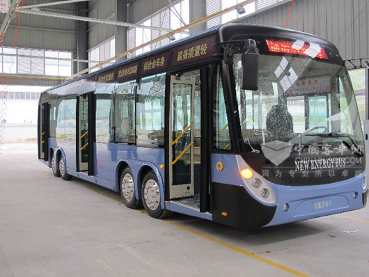 国内第一辆八轮轻量化低地板全电动客车