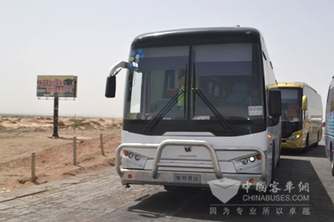 亚星行驶在乌鲁木齐荒漠