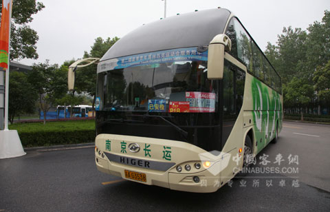 海格客车护送青奥运动员到达比赛场馆