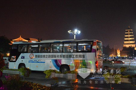 雁塔广场下的宇通客车