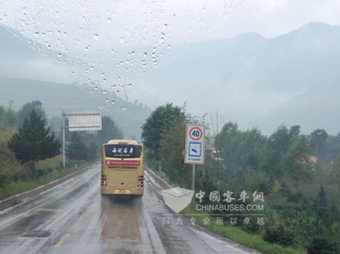 西沃客车行驶在六盘山公路上