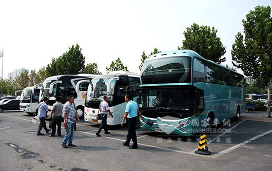 客户提前到达参观展车