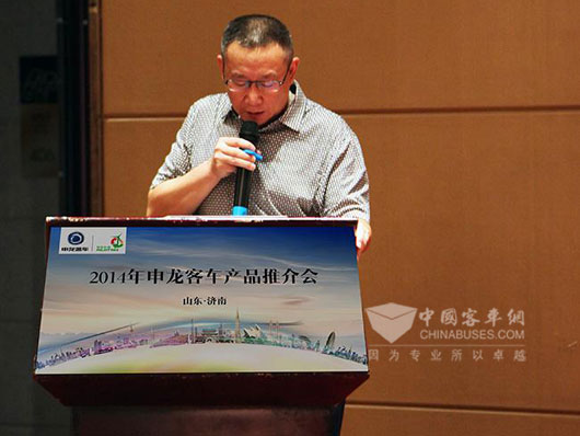 申龙客车副总经理黄晓斌先生作发言