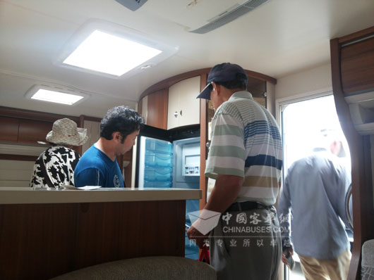 依依不舍的房车观众