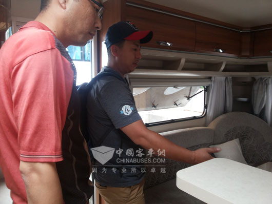 依依不舍的房车观众