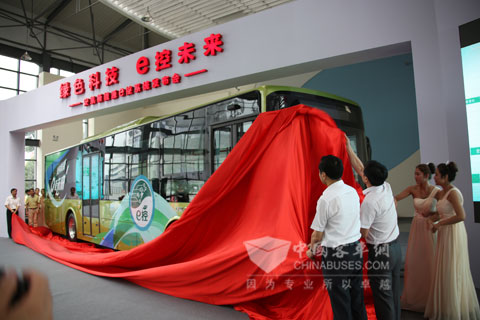 安凯客车领导及客户为第五代纯电动客车揭幕