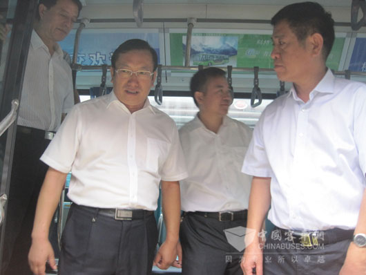 聊城市市长王忠林认真观摩中通客车