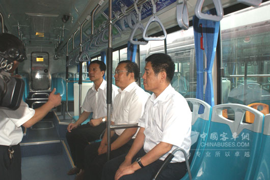 聊城市长王忠林试乘中通客车