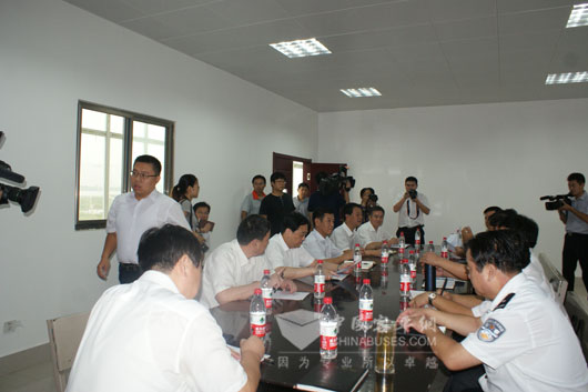 聊城市相关部门领导与中通及公交公司领导现场座谈