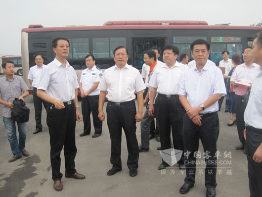 中通公司董事长李树朋、总经理孙庆民为与会嘉宾介绍公司情况