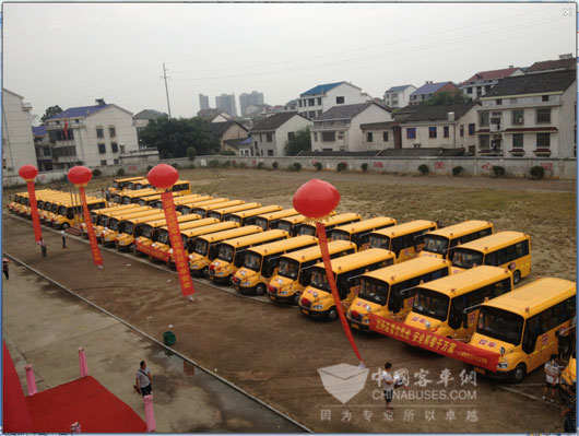 等待出发的宇通校车