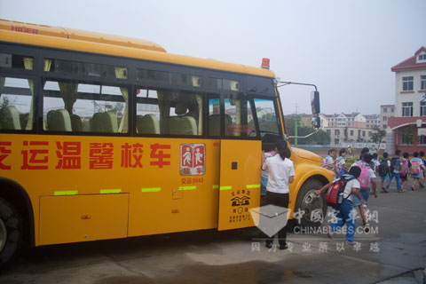 青岛交运海格校车