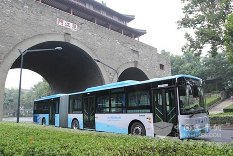 大金龙18米大运力铰链车驶过挹江门