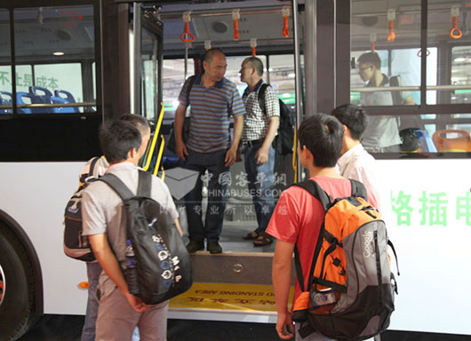 观众上车参观海格新能源公交客车