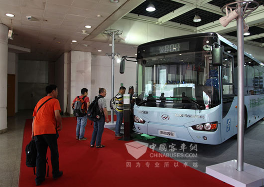 观众参观海格新能源公交客车