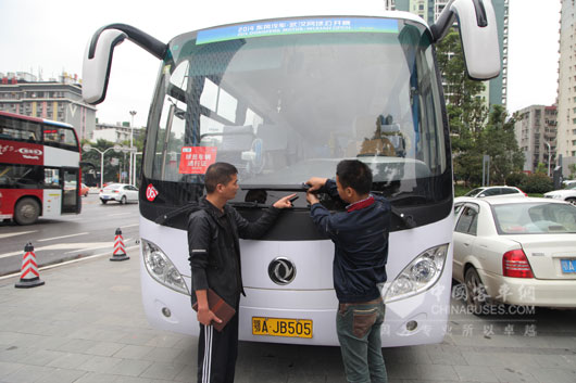 工作人员认真检查车辆