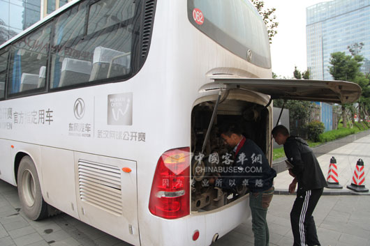 工作人员认真检查车辆