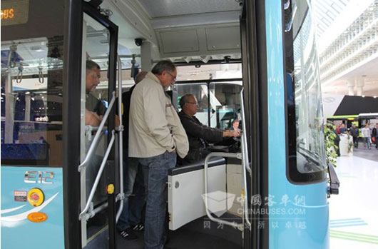 参展者关注金龙客车细节