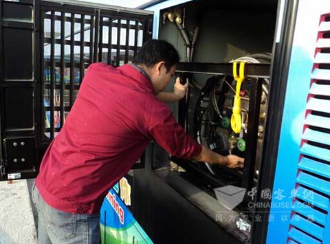 安凯服务人员精心检查每一辆体操世界锦标赛服务用车