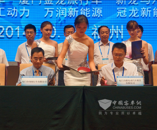 金旅客车副总经理彭东庆与厦门力能黄总经理签订购车意向