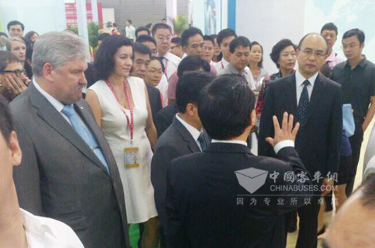 市委书记王荣、市长许勤亲临展会现场