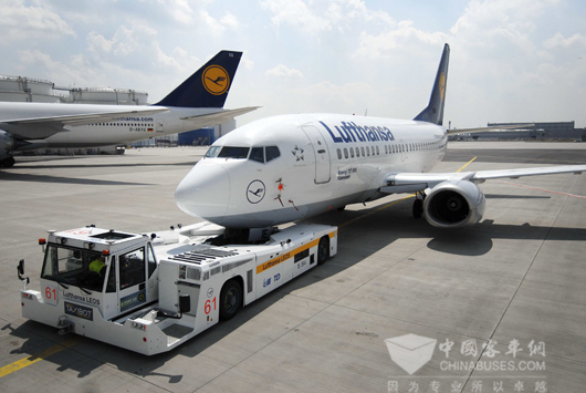 搭载两台斯堪尼亚工业发动机的飞机牵引车