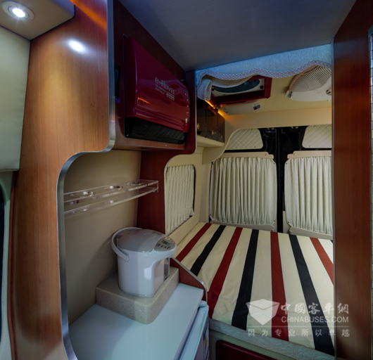 海格H5V自行式B型房车内舒适宽敞的大床