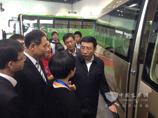 苗圩部长参观安凯纯电动客车