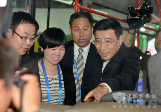 苗圩部长亲自操作体验安凯e控系统