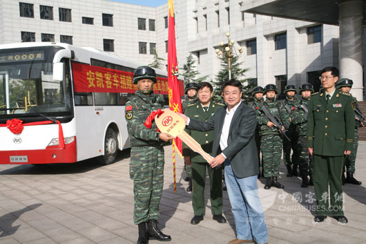 安凯客车副总经理许树生向猎鹰突击队队长交接车钥匙