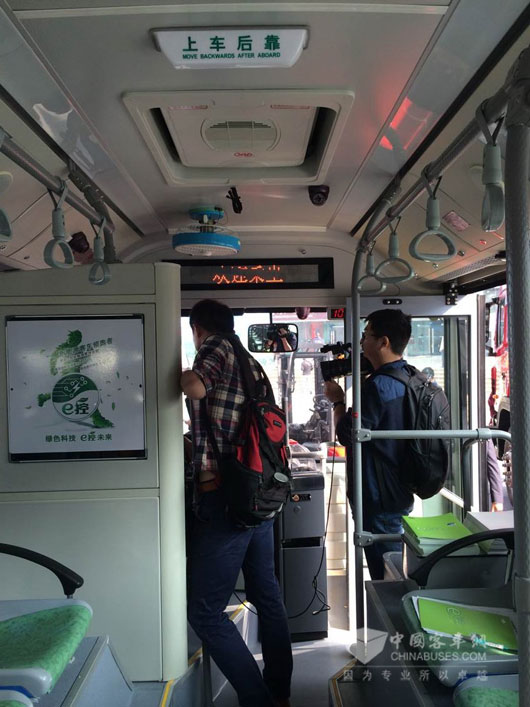 新闻媒体登车采访安凯新能源客车