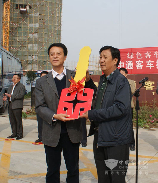 孙庆民总经理与夏加局长交接钥匙