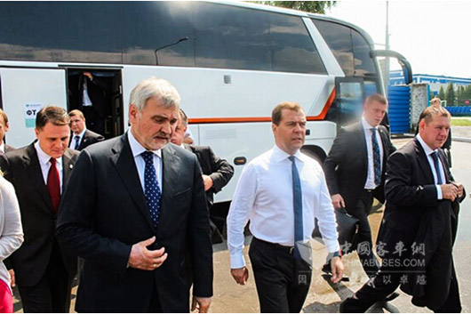 　　俄罗斯总理梅德韦杰夫视察训练基地ОКА