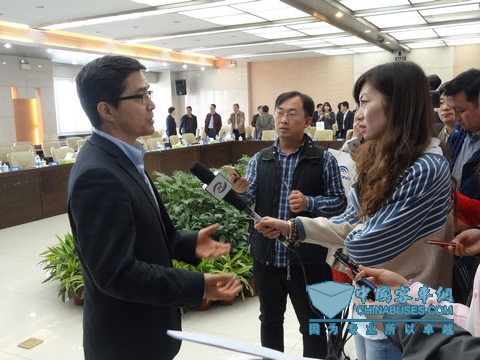 工程技术研究中心技术委员会主任委员、清华大学汽车安全与节能国家重点实验室主任欧阳明高教授接受媒体采访