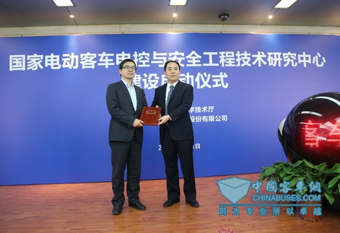 技术中心主任牛波向欧阳明高教授颁发技术委员会主任委员聘书