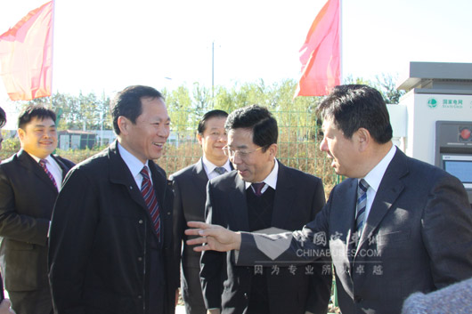 领导参观车辆并积极交流