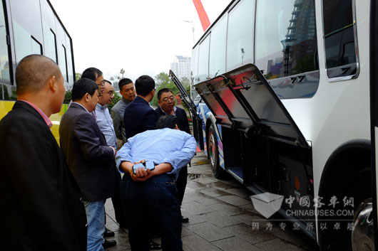 嘉宾参观安凯新能源客车