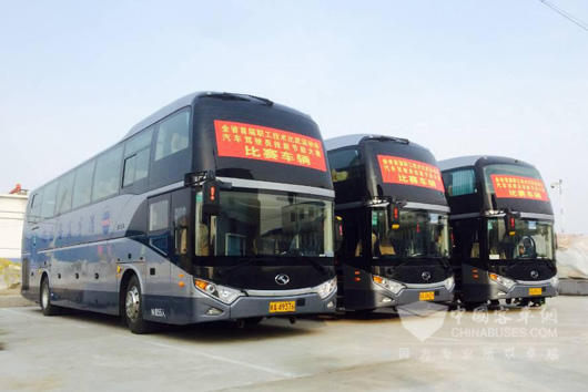 比赛期间，大金龙工程师每天五点半校对油耗仪数据，确保比赛公平进行