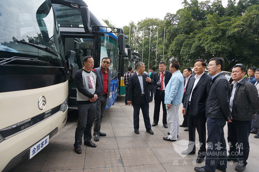 杨和平会长等与会领导参观金旅展车