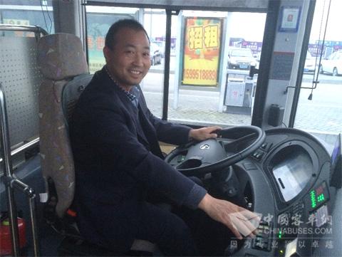 盐城11路公交车苏J13271驾驶员羿师傅