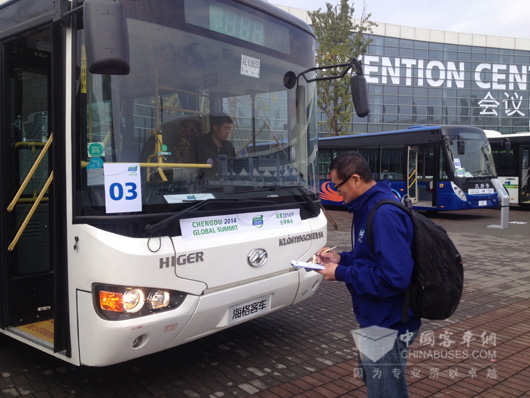 挑战赛前认真进行车辆检查