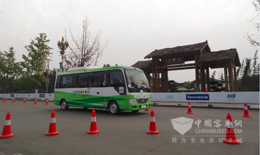 在赛道上参加比赛的E7