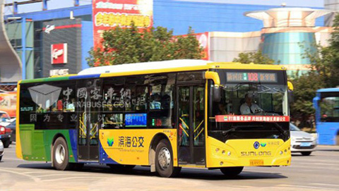 在运行中的申龙混合动力公交客车