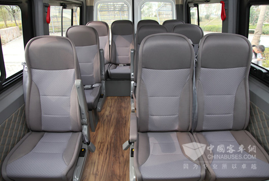 座椅采用1+3+3+4布局，航空座椅更佳舒适