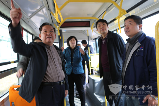 鞍山市交通局、公交公司领导对黄海客车赞不绝口