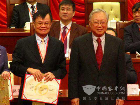 南京金龙董事长、创维集团创始人黄宏生在第八届中国产学研合作创新大会上荣获“中国产学研合作突出贡献奖”