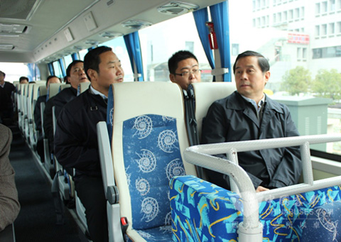 史省长乘坐南京金龙纯电动大巴
