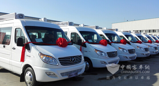 等待发往全国18省的江淮星锐电信流动营业车