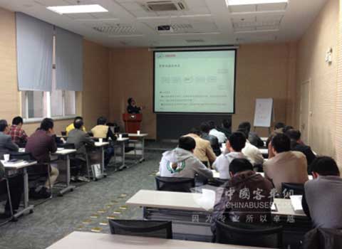 学员们认真学习